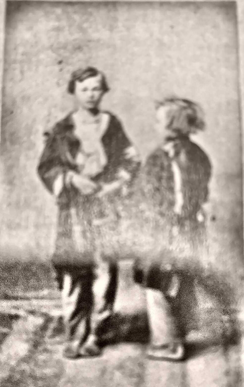 Historiskt fotografi av två barn